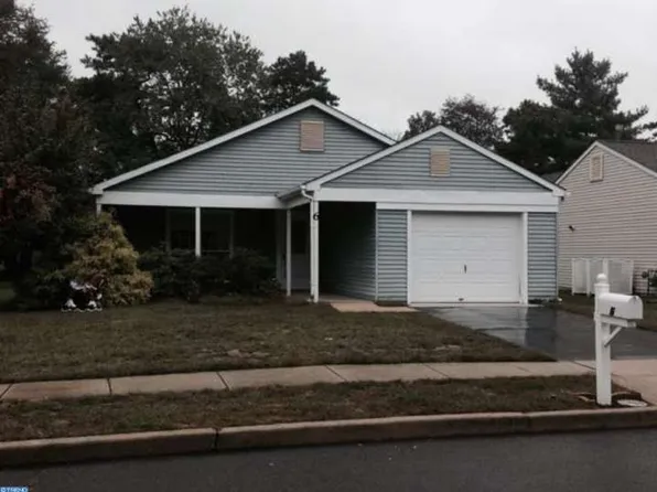 6 Newbury Dr, Southampton, NJ 08088