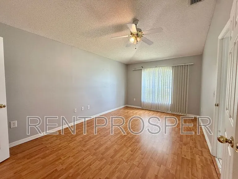 220 Canterbury Ct — Photo 9