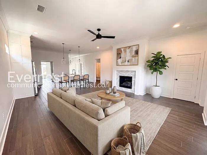 3 bed, 2.0 bath, 1900 sqft, $2,600 — Photo 2