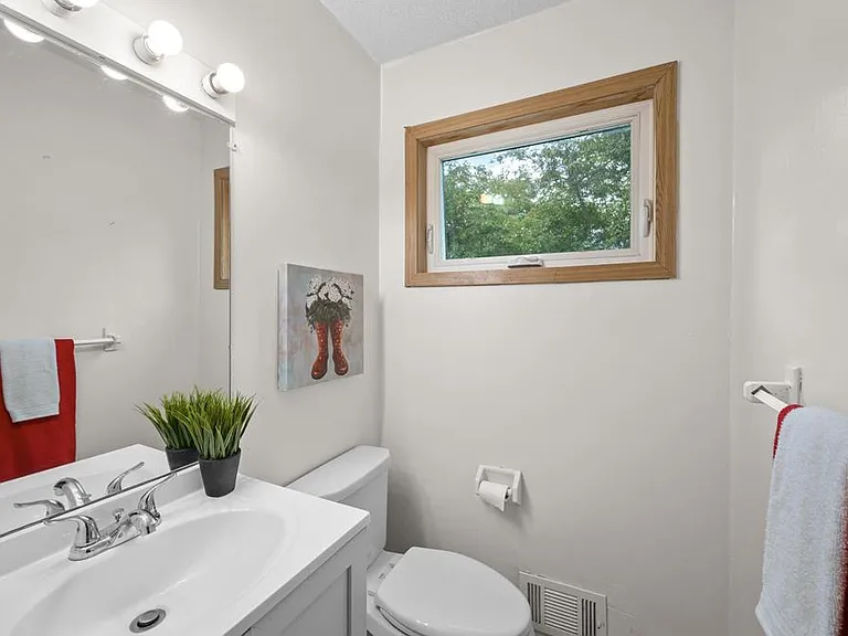1077 Thorndale Ave — Photo 12