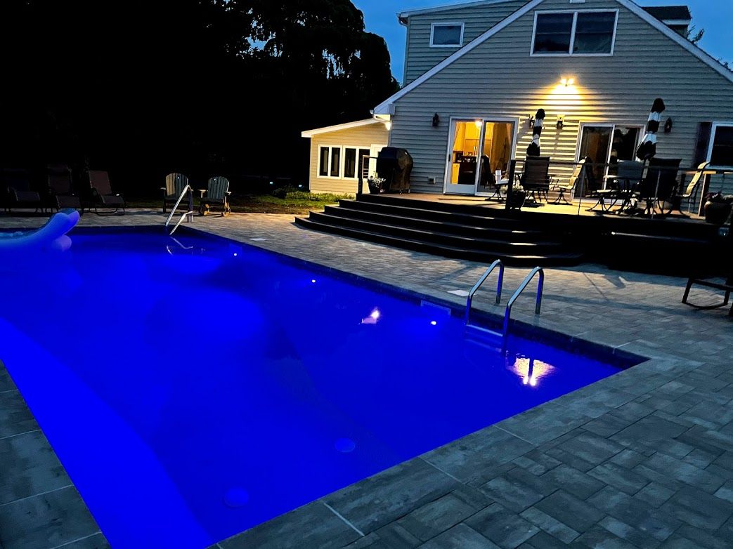  Nighttime swimming