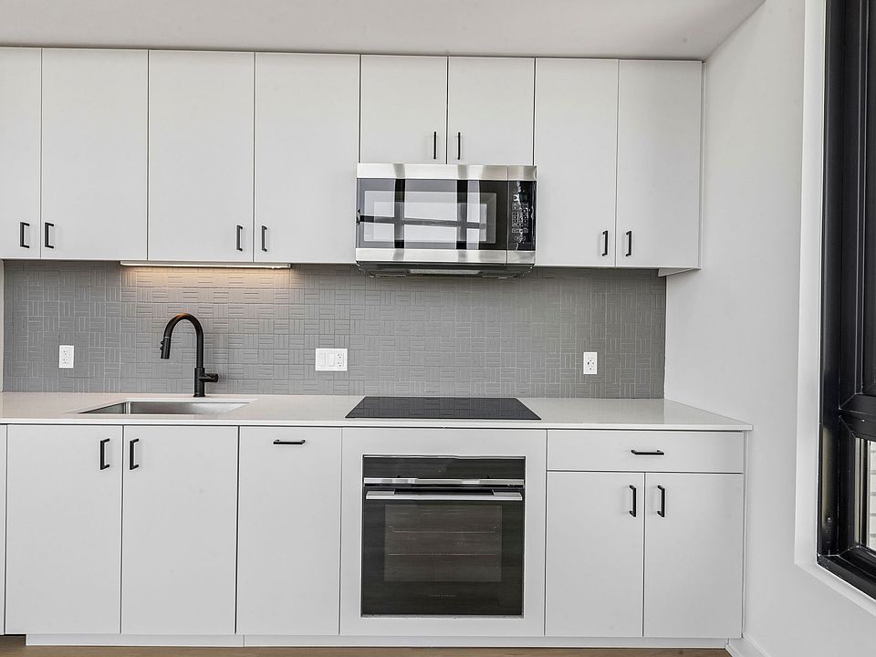 1st image of 1100-15 W Grand Ave #319