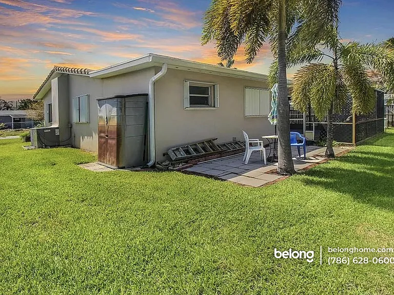 3050 NE 9th Ter #SINGLE FAMILY — Photo 2