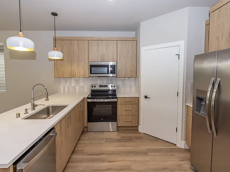 738 SE 34th St — Photo 3