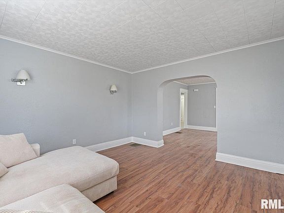 3rd image of 1604 N Division St