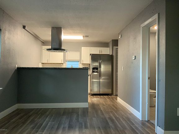 5th image of 2214 Holmes St