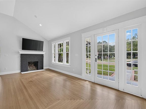 4th image of 323 E AMELIA STREET