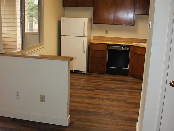 3rd image of 573 Highland Dr APT 1