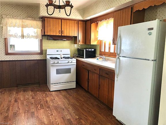 5th image of 627 Raymond Dr