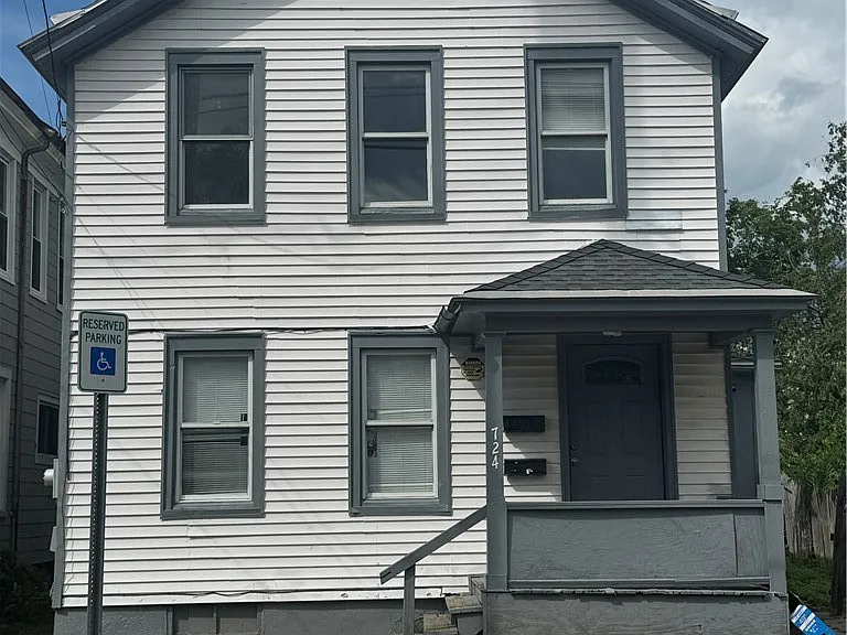 724 Warren St — Photo 1