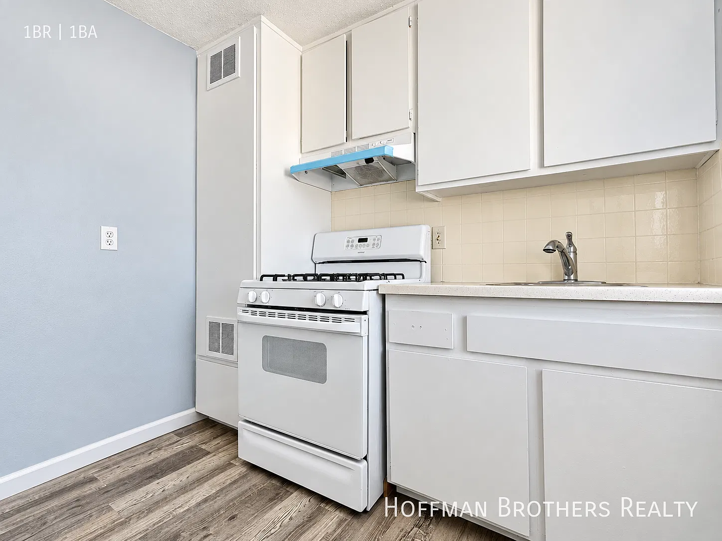 1425 Freeman Ave — Photo 2
