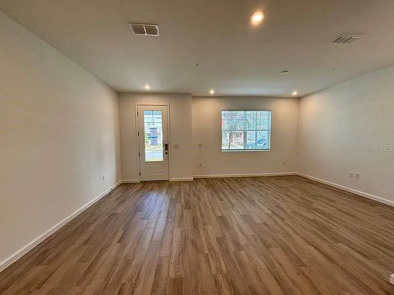 9872 Walkway Dr — Photo 2