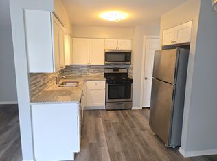 38 W 65th St #4, Westmont, IL 60559