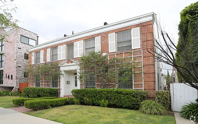 152 S Reeves Dr #101