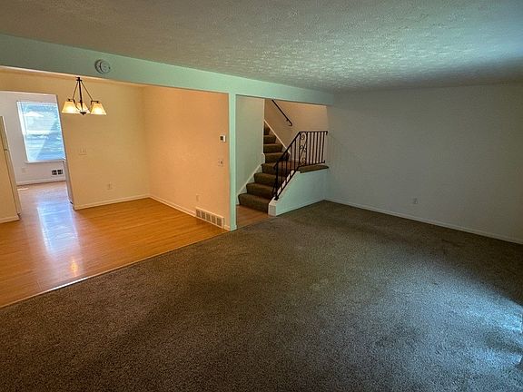 5th image of 33 Willowick Dr