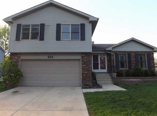 525 Chippewa Trl, Carol Stream, IL 60188