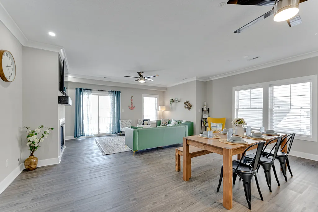 4 bed, 2.5 bath, 2027 sqft, $10,500 — Photo 4