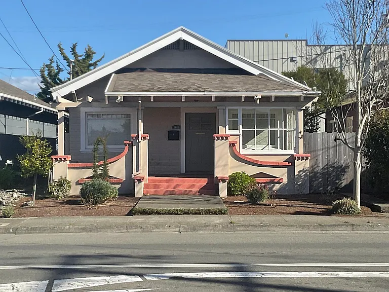 2811 E St — Photo 1