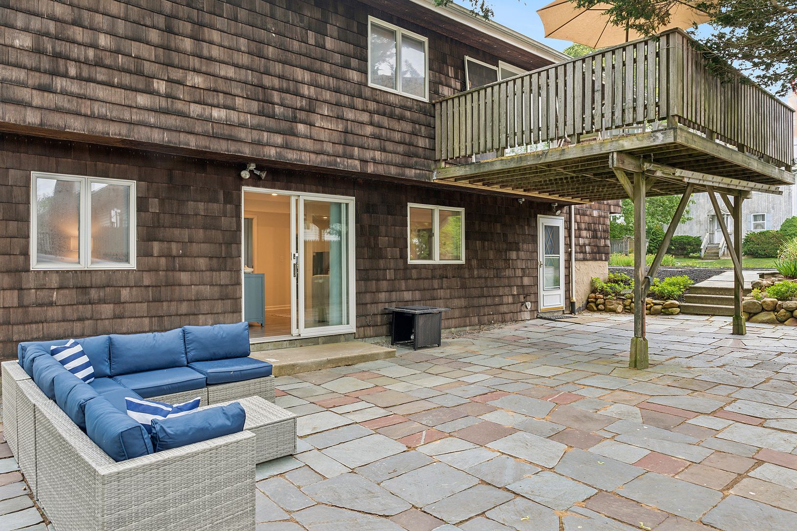  Expansive patio