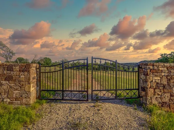 451 Achtzehn Rd, Fredericksburg, TX 78624