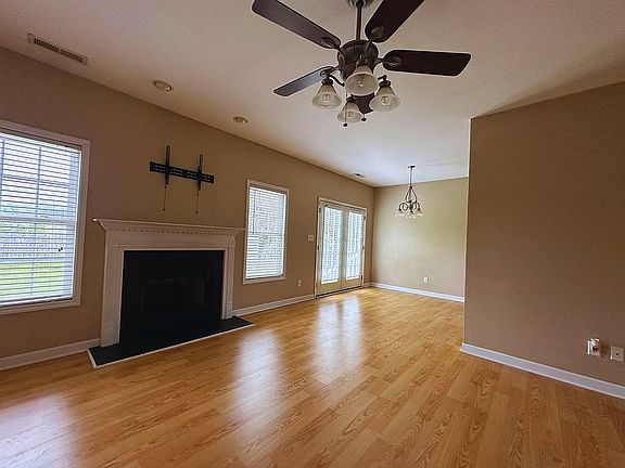 5th image of 3505 Hillcrest Dr