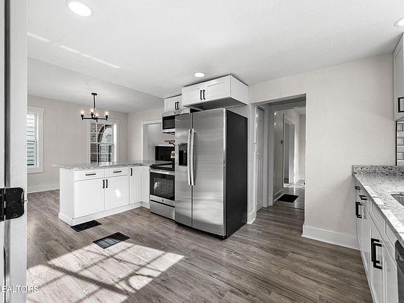 5th image of 2313 Woodbine Ave