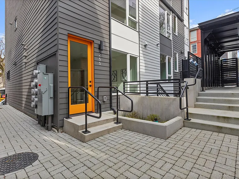 255 E Louisa St — Photo 15