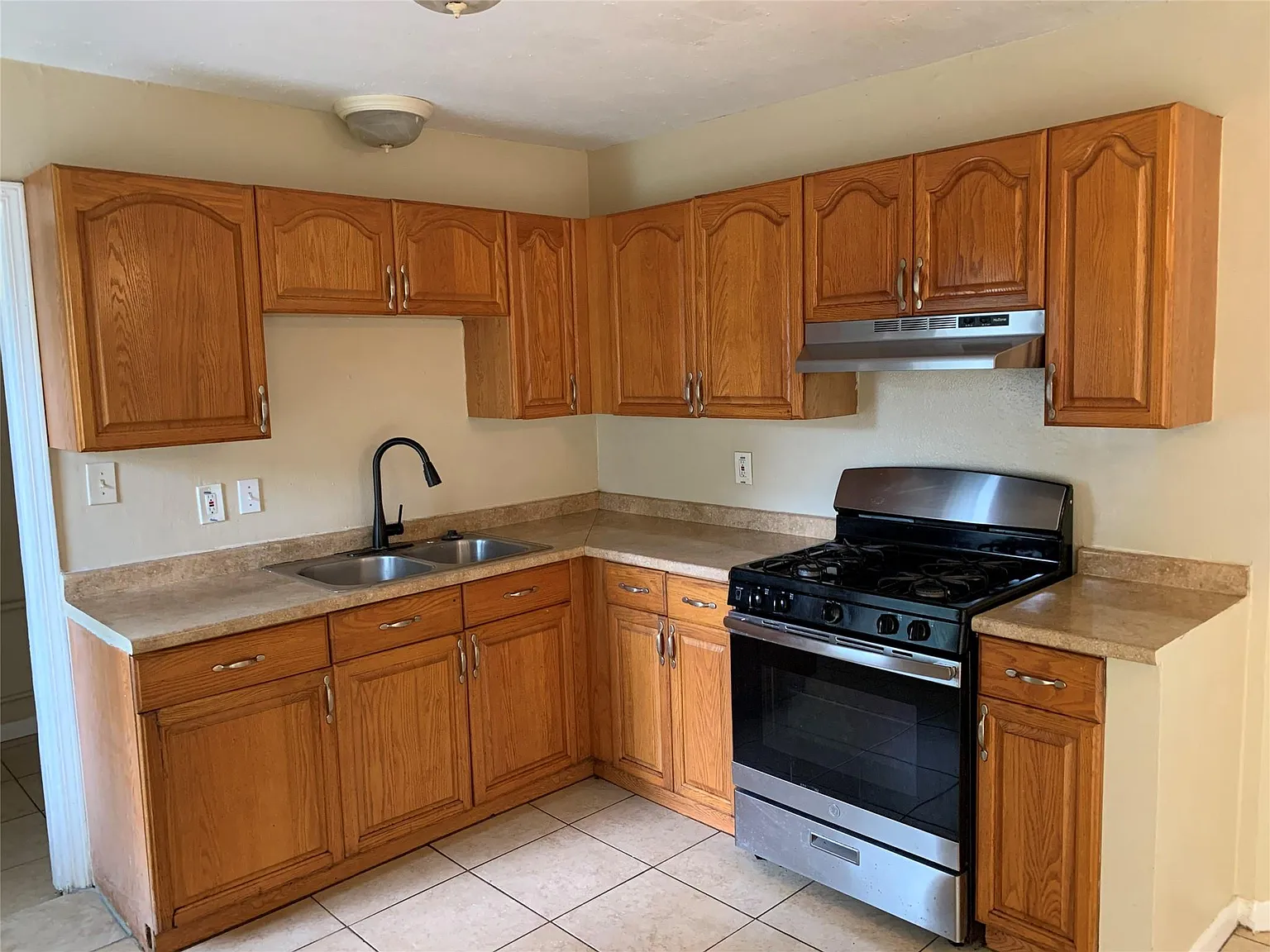 4 bed, 1.5 bath, 1500 sqft, $1,500 — Photo 3