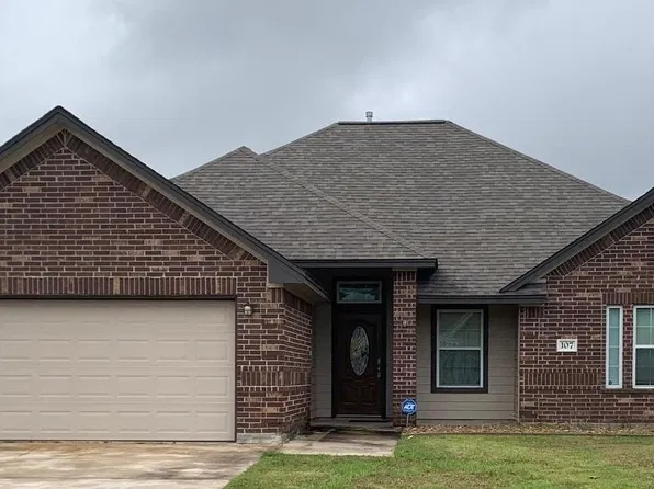 107 Freedom Dr, Clute, TX 77531