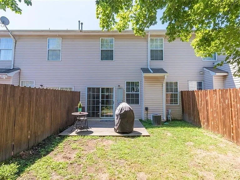 621 Barberton Dr — Photo 12