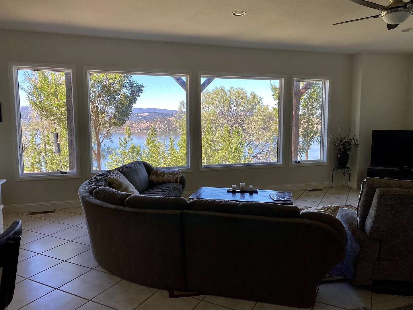 Gorgeous, spacious lakeview apartment in upscale private neighborhood — Photo 1