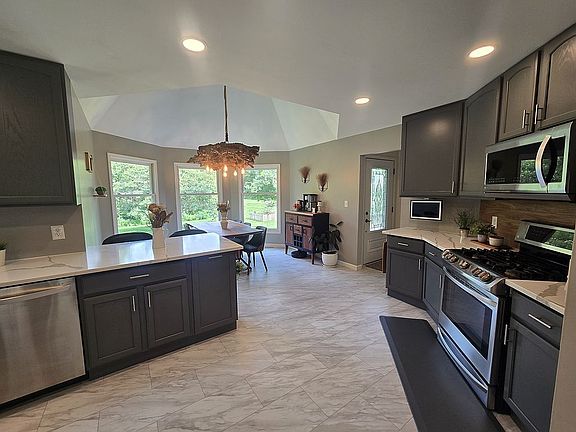 3rd image of 7511 Johnson Ln