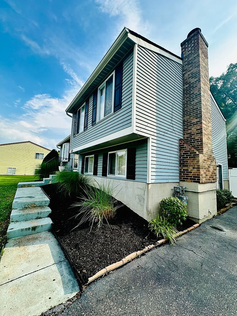 Charming 3-Bedroom Home in Prime Location 1416 Hagen Rd, Louisville, KY 40223 — Photo 2
