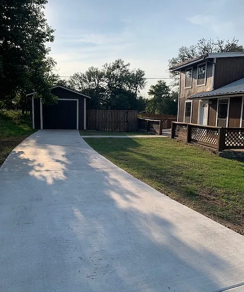 823 Cypress Ln — Photo 2