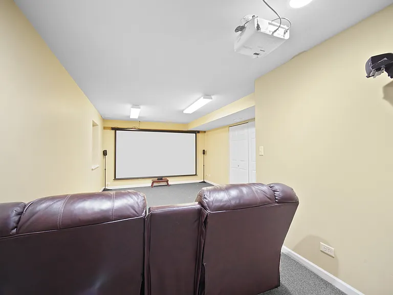 1044 Oakhill Dr — Photo 28