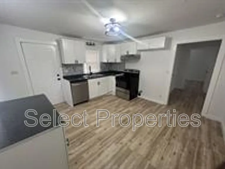 1802 Henry St — Photo 2