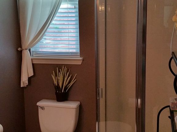 Main floor full bathroom