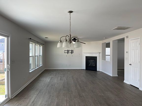 5th image of 176 Silverspring Pl