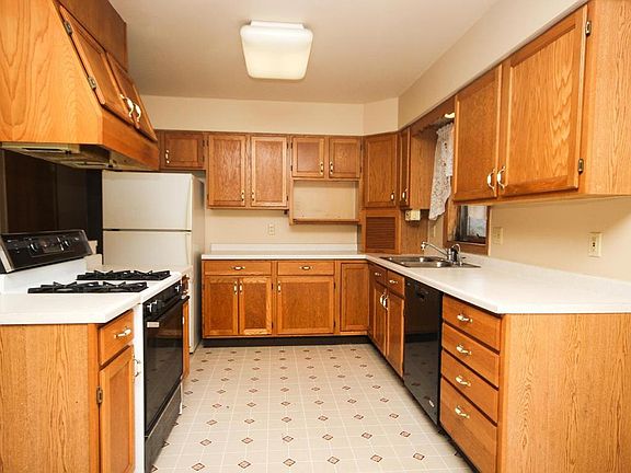 4th image of 632 Meeker Ct