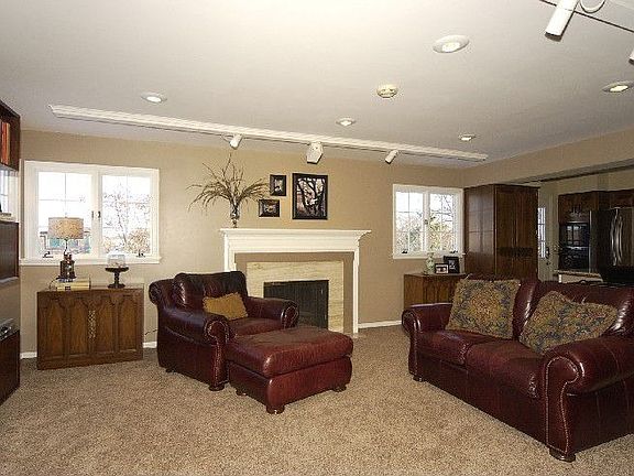 4th image of 1043 E Highway H