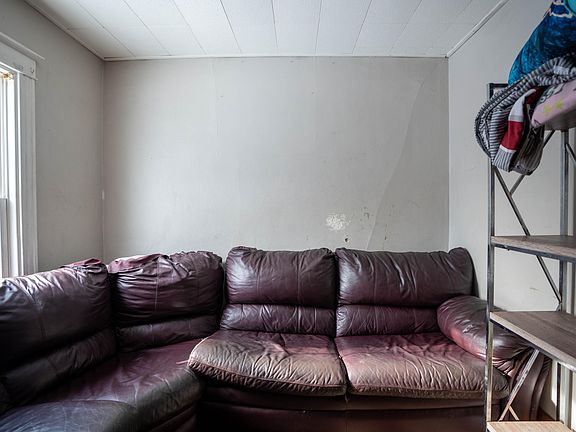 5th image of 1525 W Saginaw St