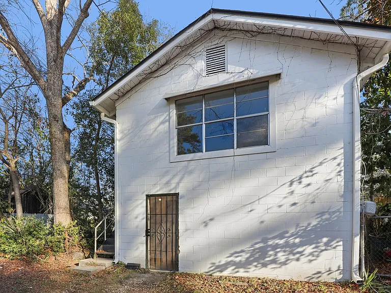1303 E 33rd St — Photo 3