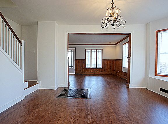 5th image of 219 E Grand Ave