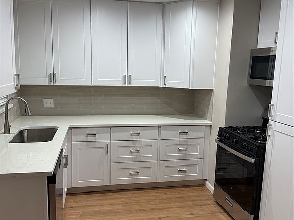 4th image of 2439 Maverick Ave