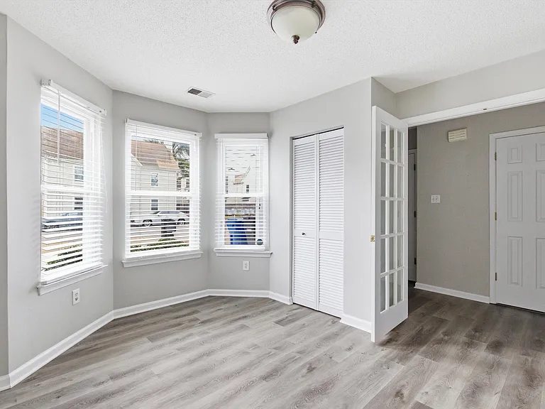435 Greenview Dr — Photo 7