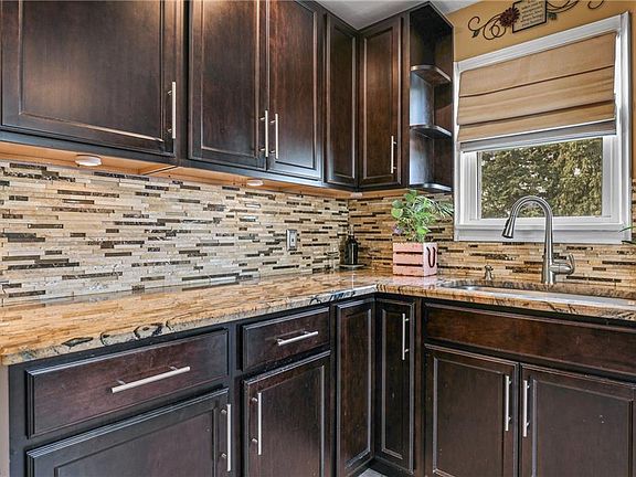 5th image of 1358 Orchard Heights Dr