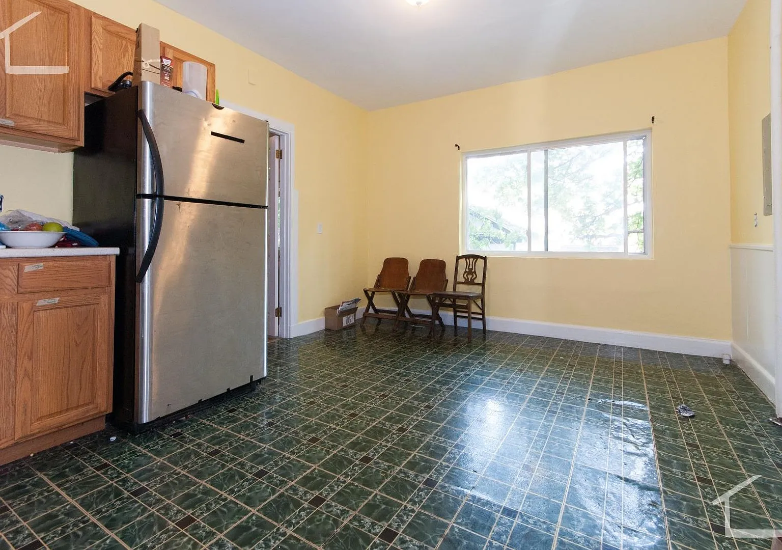 Large 5 Bedroom Unit in Brookline. Steps from the T Stop. Parking Included. Laundry is on the Site — Photo 2