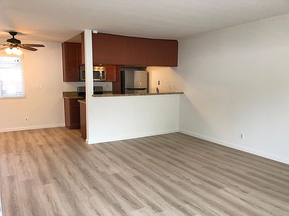 3rd image of 3907 La Crescenta Ave APT 210