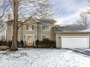 25 Derbyshire Dr, Cranston, RI 02921