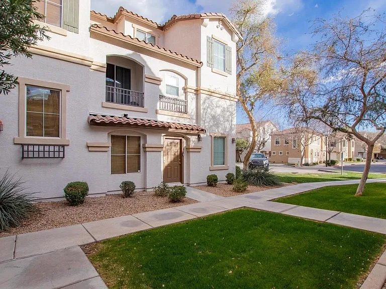 900 W Aspen Way — Photo 2